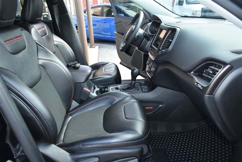 Used 2022 Jeep Cherokee Trailhawk w/ Comfort/Convenience Group AWD/4WD image 31