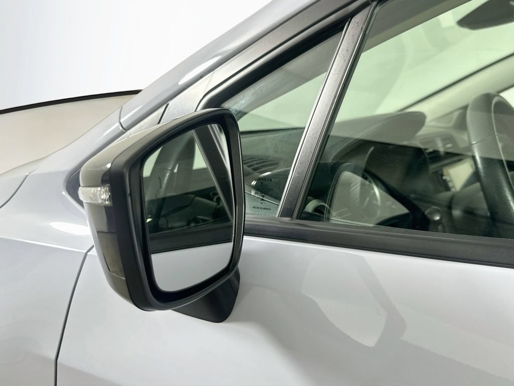 Used 2025 Nissan Versa SR FWD image 37
