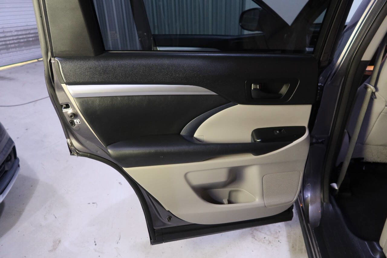 Used 2014 Toyota Highlander Plus AWD/4WD image 33