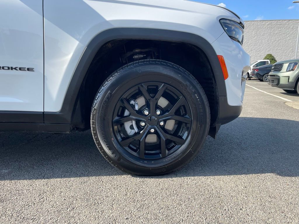 Used 2025 Jeep Grand Cherokee Altitude image 34