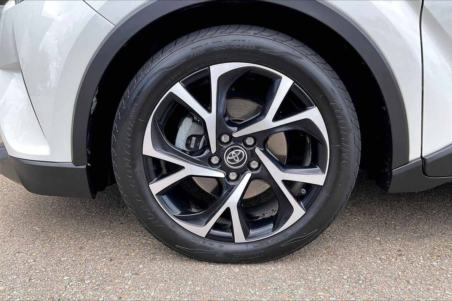 Used 2018 Toyota C-HR XLE FWD image 26