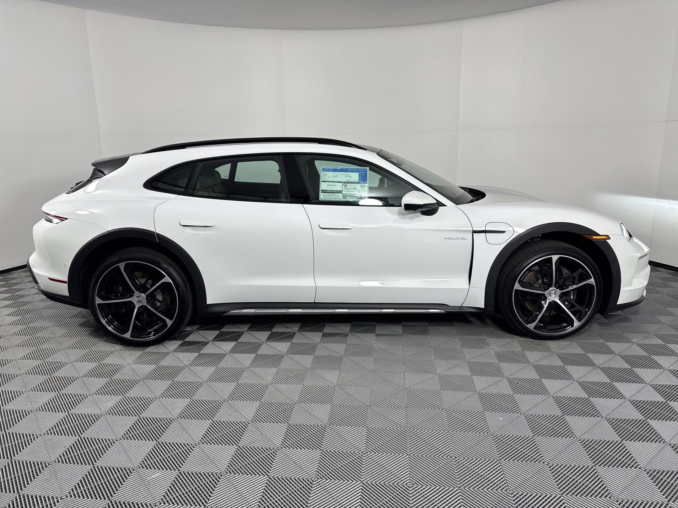 Used 2025 Porsche Taycan 4 Cross Turismo image 8