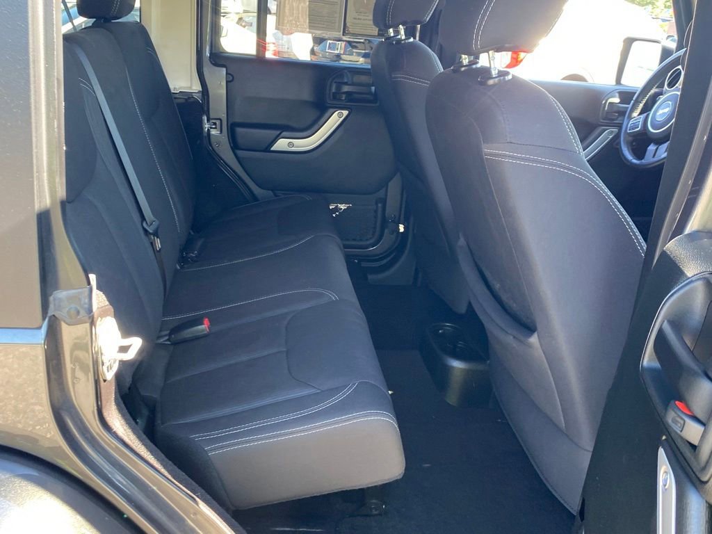 Used 2018 Jeep Wrangler Unlimited Sahara w/ Dual Top Group AWD/4WD image 15