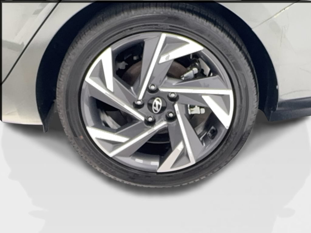 Used 2025 Hyundai Elantra Limited FWD image 11