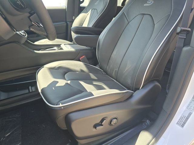 New 2027 Chrysler Pacifica Limited FWD image 5