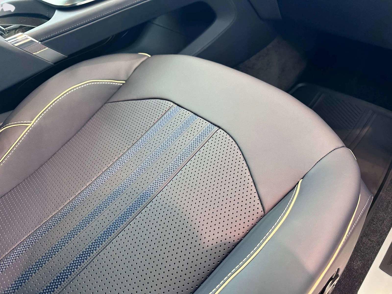 New 2025 Aston Martin DBX 707 image 26