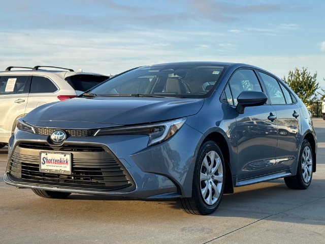Used 2025 Toyota Corolla LE FWD image 3