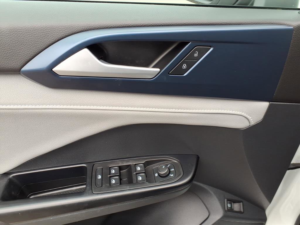 Used 2024 Volkswagen Taos SE w/ Black Wheel Package image 10