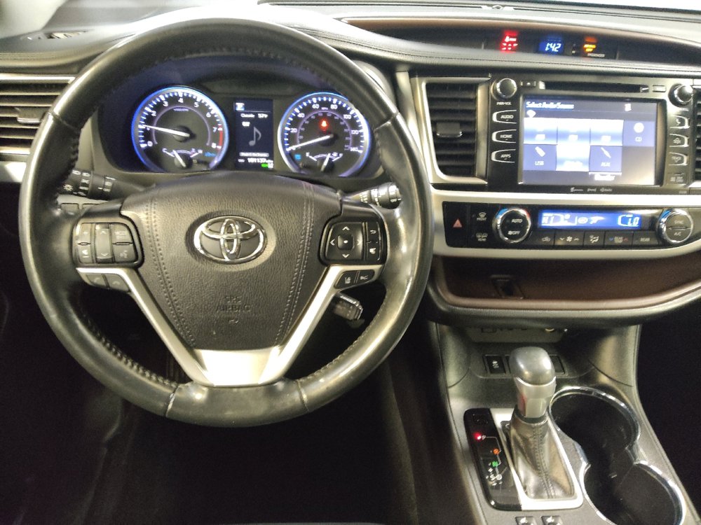 Used 2019 Toyota Highlander XLE FWD image 22