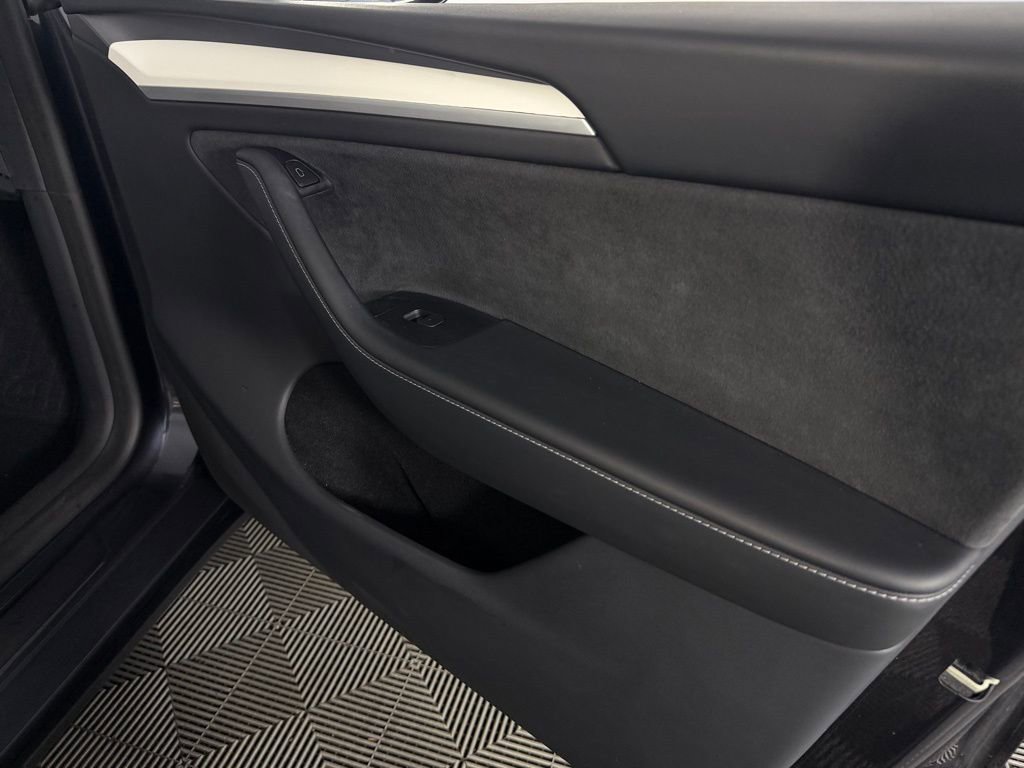 Used 2024 Tesla Model Y Long Range image 33