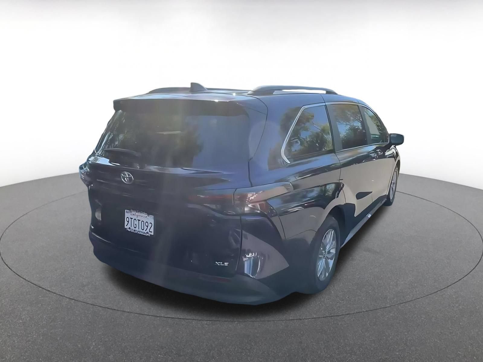 Used 2025 Toyota Sienna XLE FWD image 14
