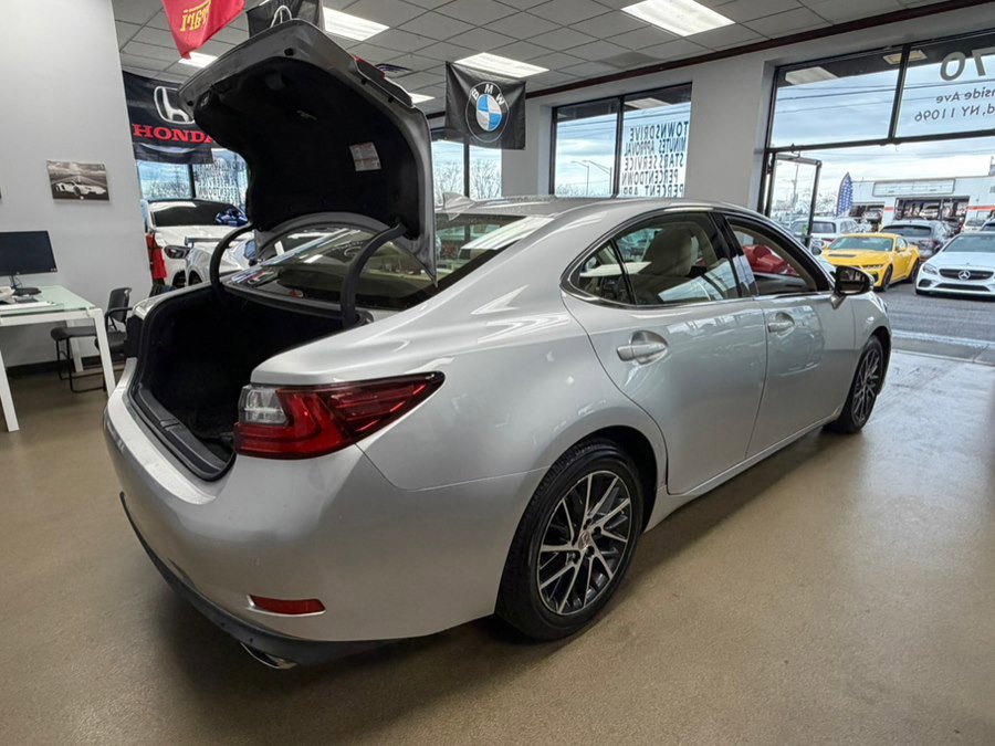 Used 2016 Lexus ES 350 w/ Luxury Package w/Wood Trim image 23