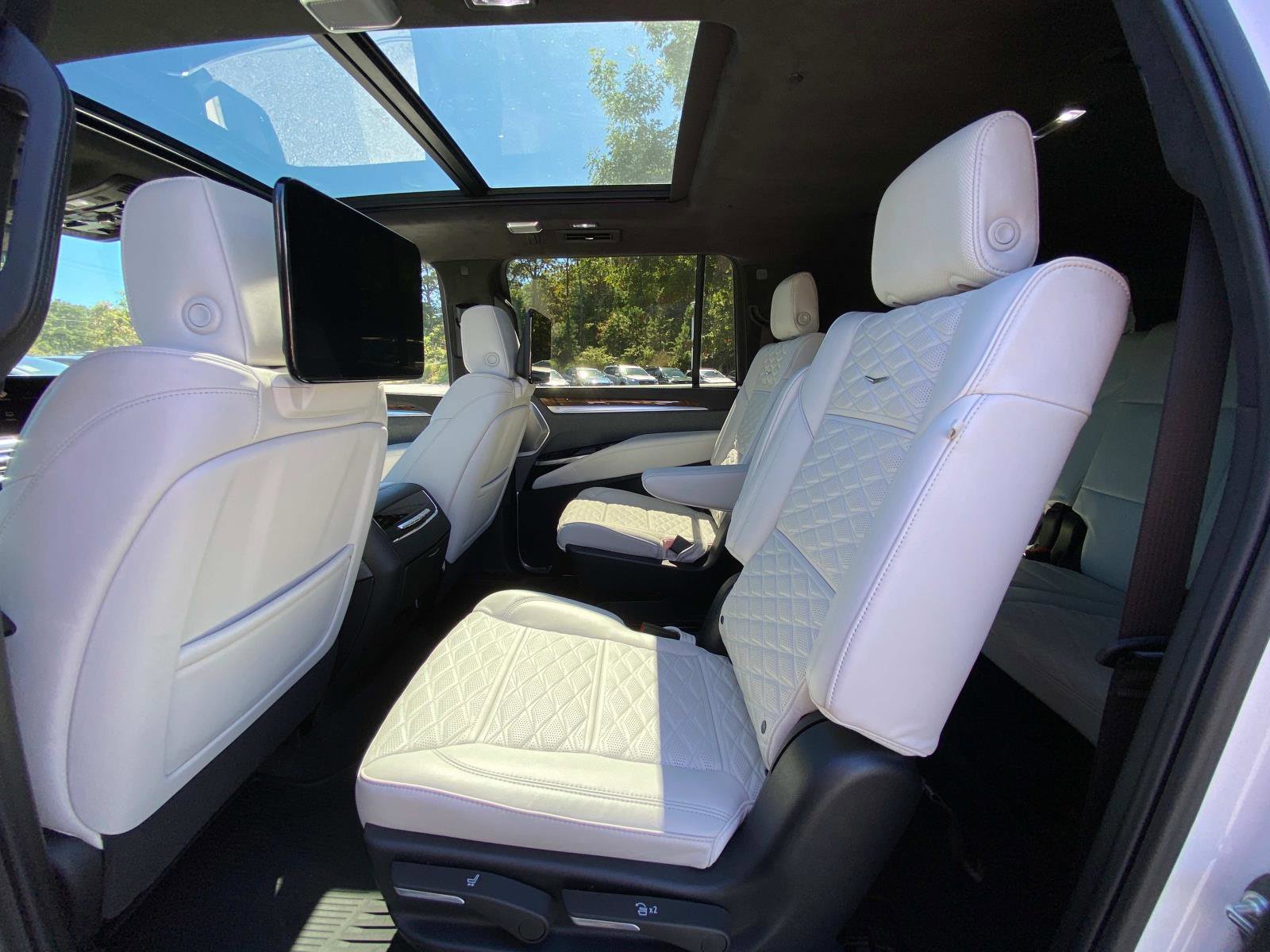 Used 2025 Cadillac Escalade ESV Premium Luxury Platinum image 18