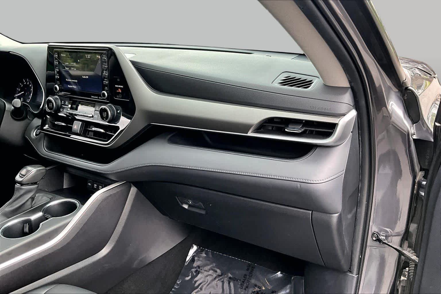 Used 2021 Toyota Highlander XLE AWD/4WD image 19