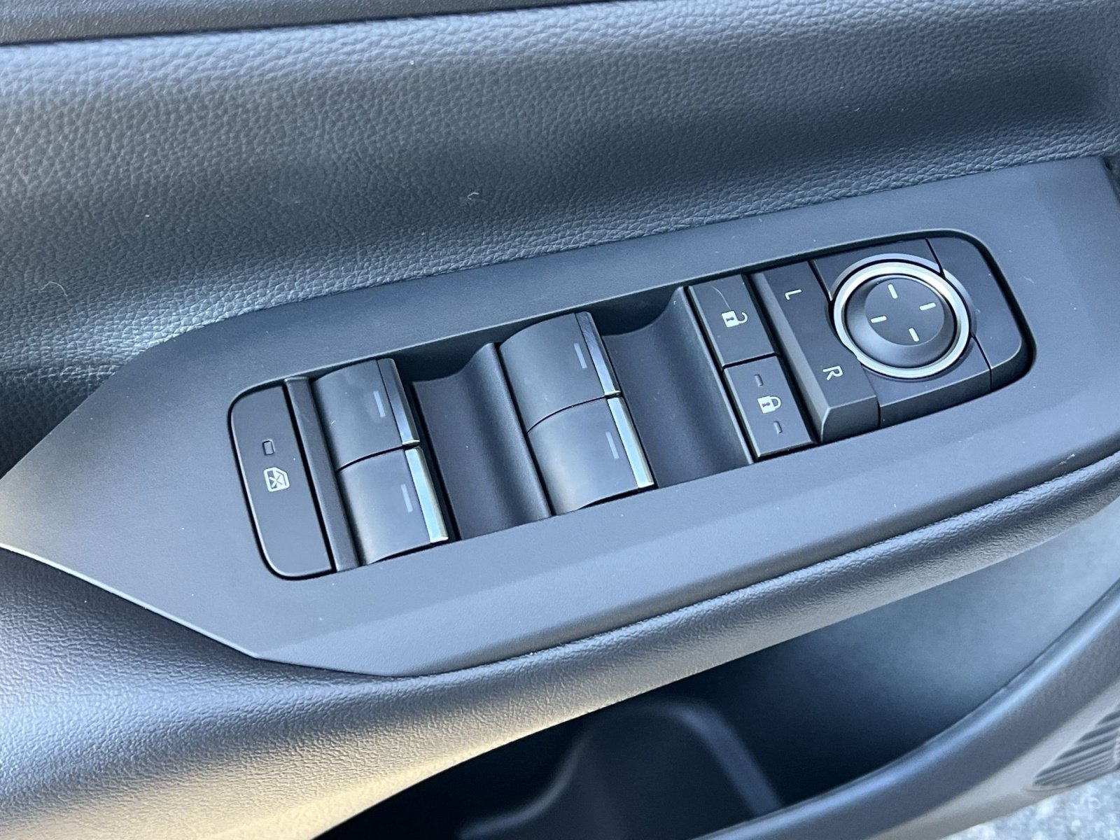 New 2026 Toyota Prius Plug-In Hybrid FWD image 10