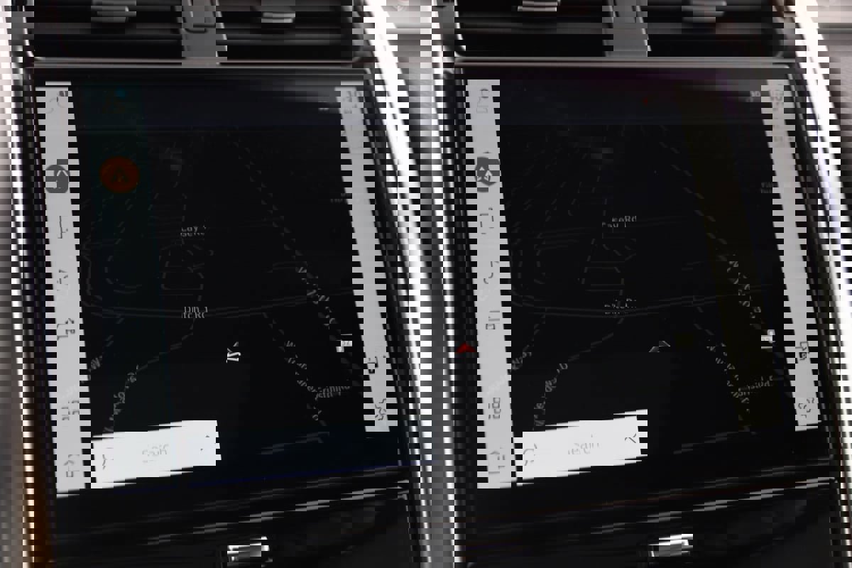 Used 2023 Land Rover Discovery S R-Dynamic image 9