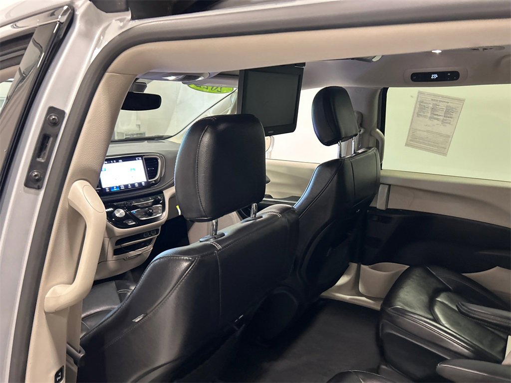 Used 2022 Chrysler Pacifica Touring-L image 28