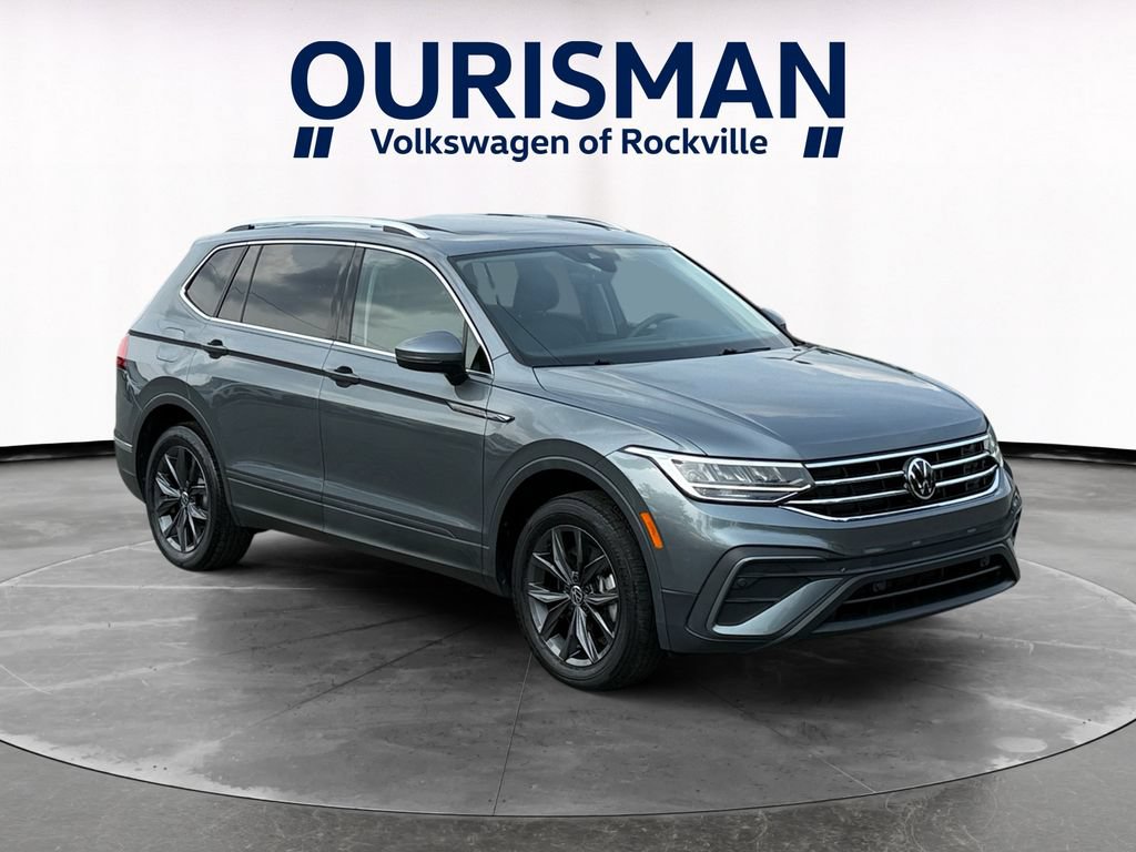 Used 2023 Volkswagen Tiguan SE w/ Panoramic Sunroof Package FWD image 1