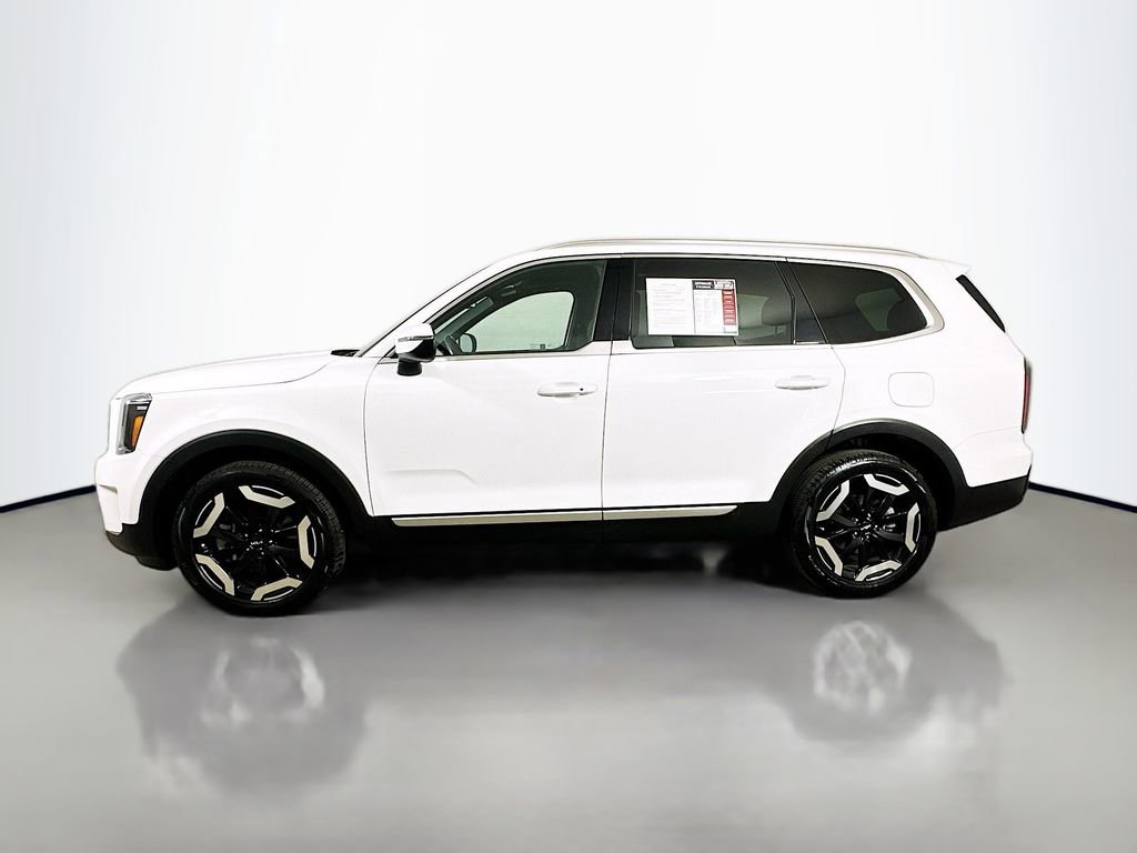 Used 2023 Kia Telluride EX w/ EX Captain's Chair Package image 5