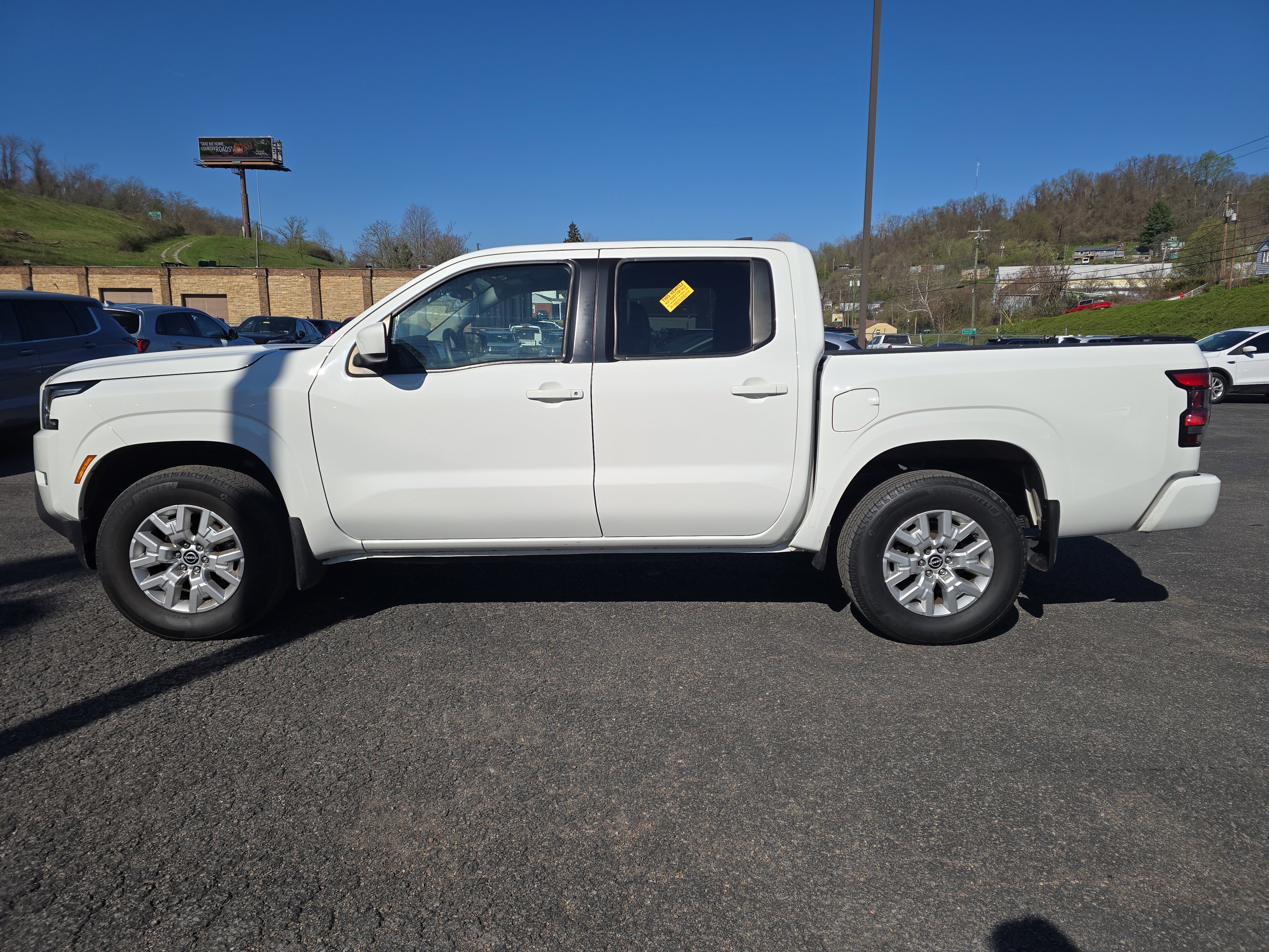 Used 2022 Nissan Frontier SV w/ Technology Package image 8