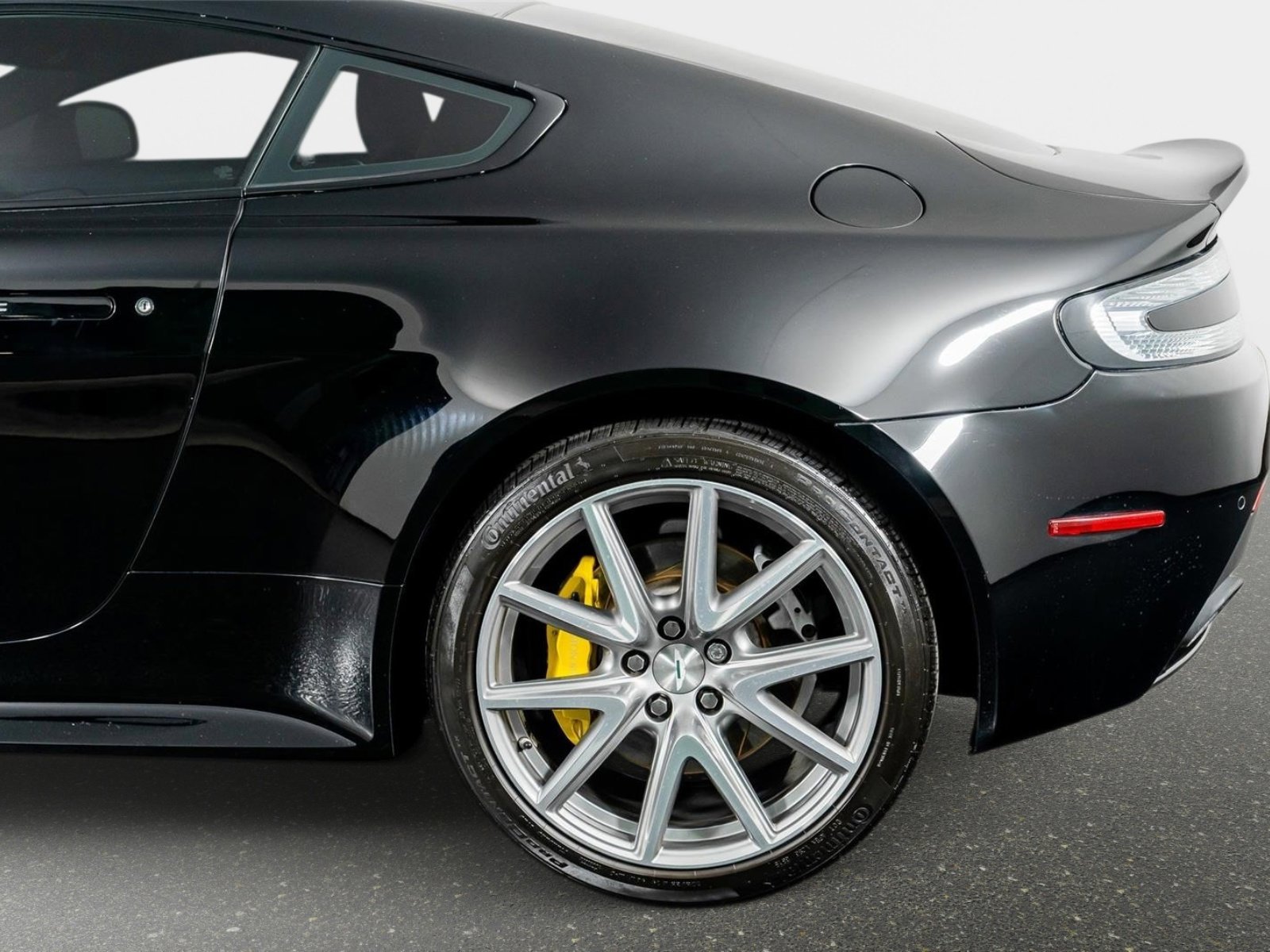 Used 2015 Aston Martin V8 Vantage GT image 16