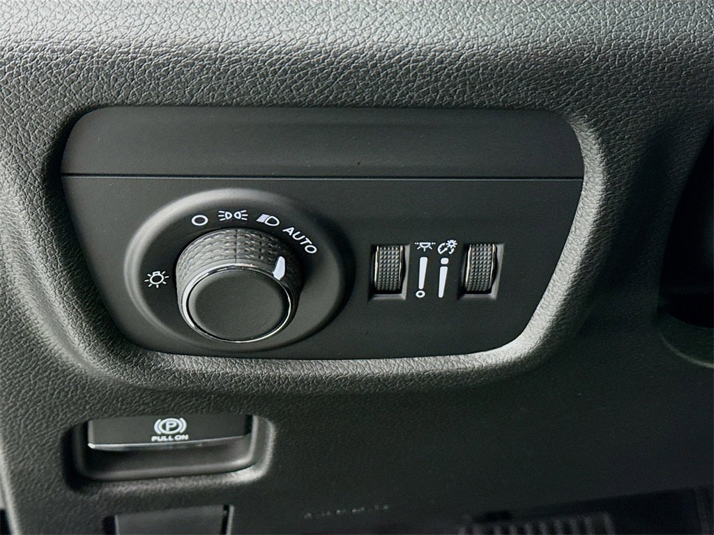 Used 2025 Jeep Grand Cherokee Altitude w/ Trailer Tow Package image 11