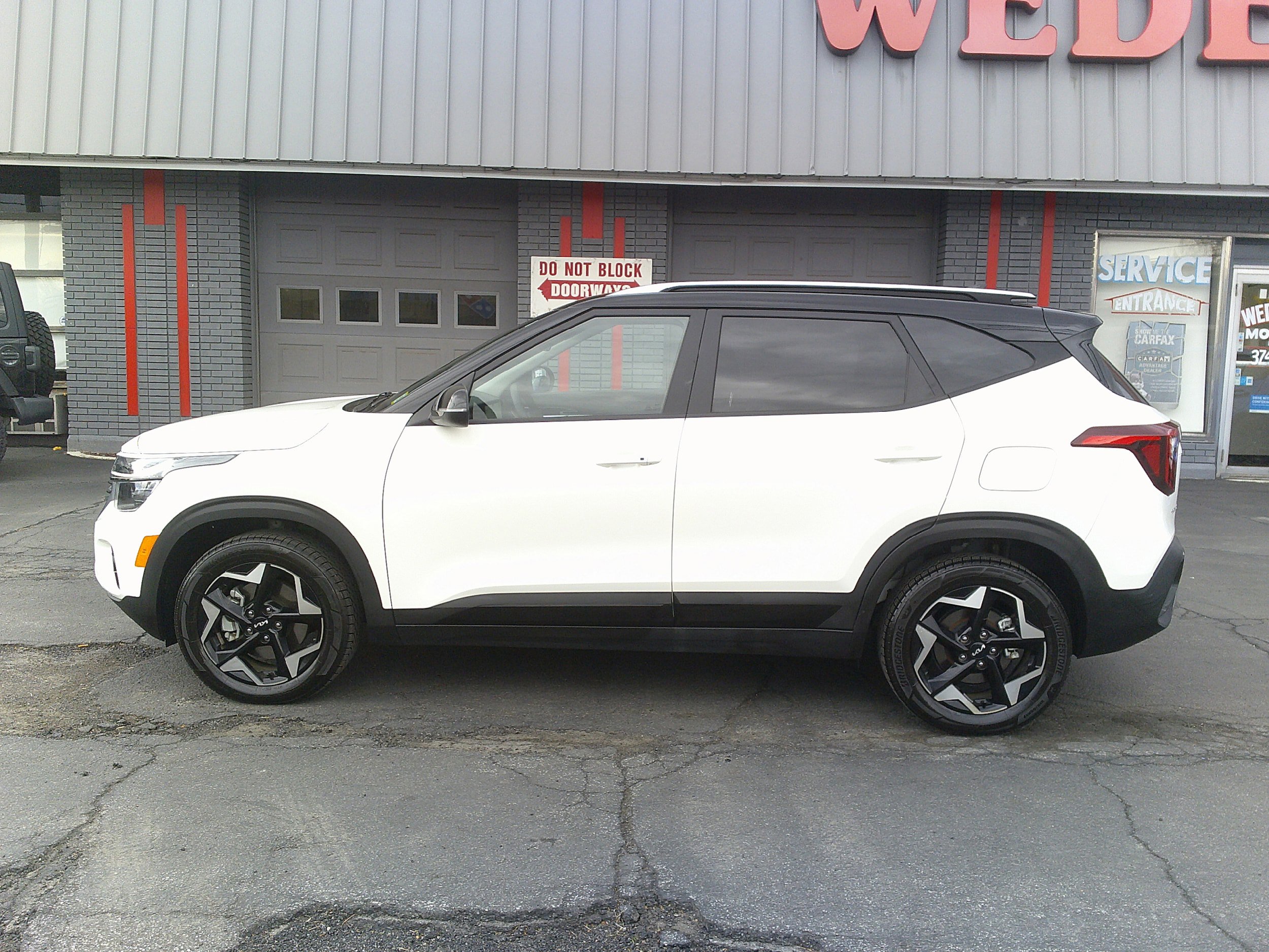 Used 2025 Kia Seltos S AWD/4WD image 2