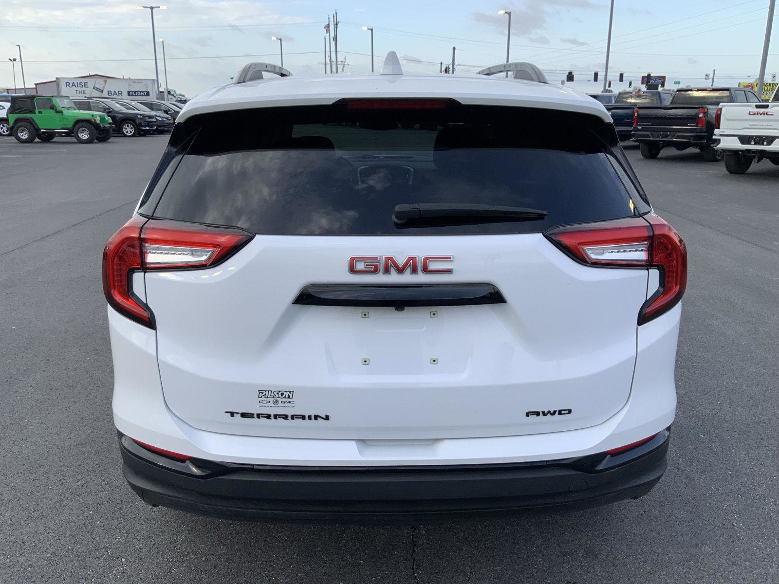 Used 2022 GMC Terrain SLE w/ Elevation Edition image 8