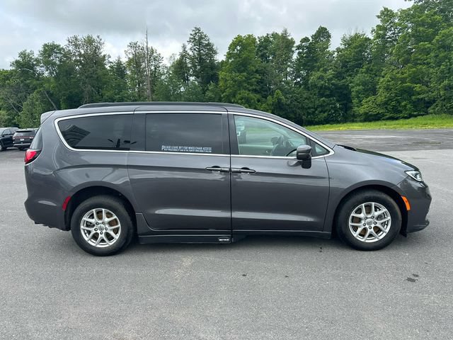 Used 2022 Chrysler Pacifica Touring-L FWD image 6