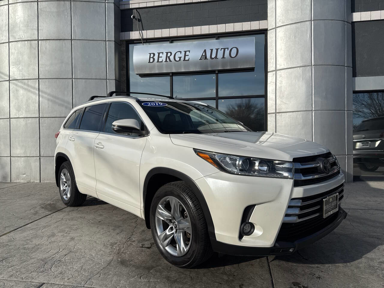Used 2019 Toyota Highlander Limited AWD 4dr SUV image 1