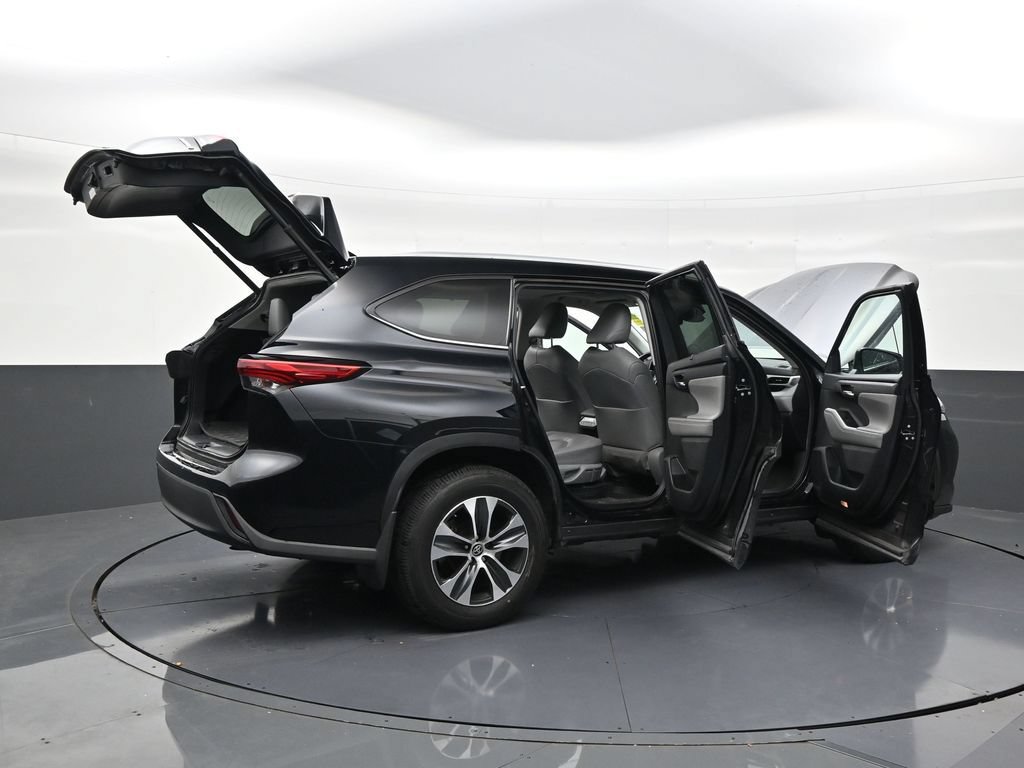 Used 2021 Toyota Highlander XLE AWD/4WD image 28