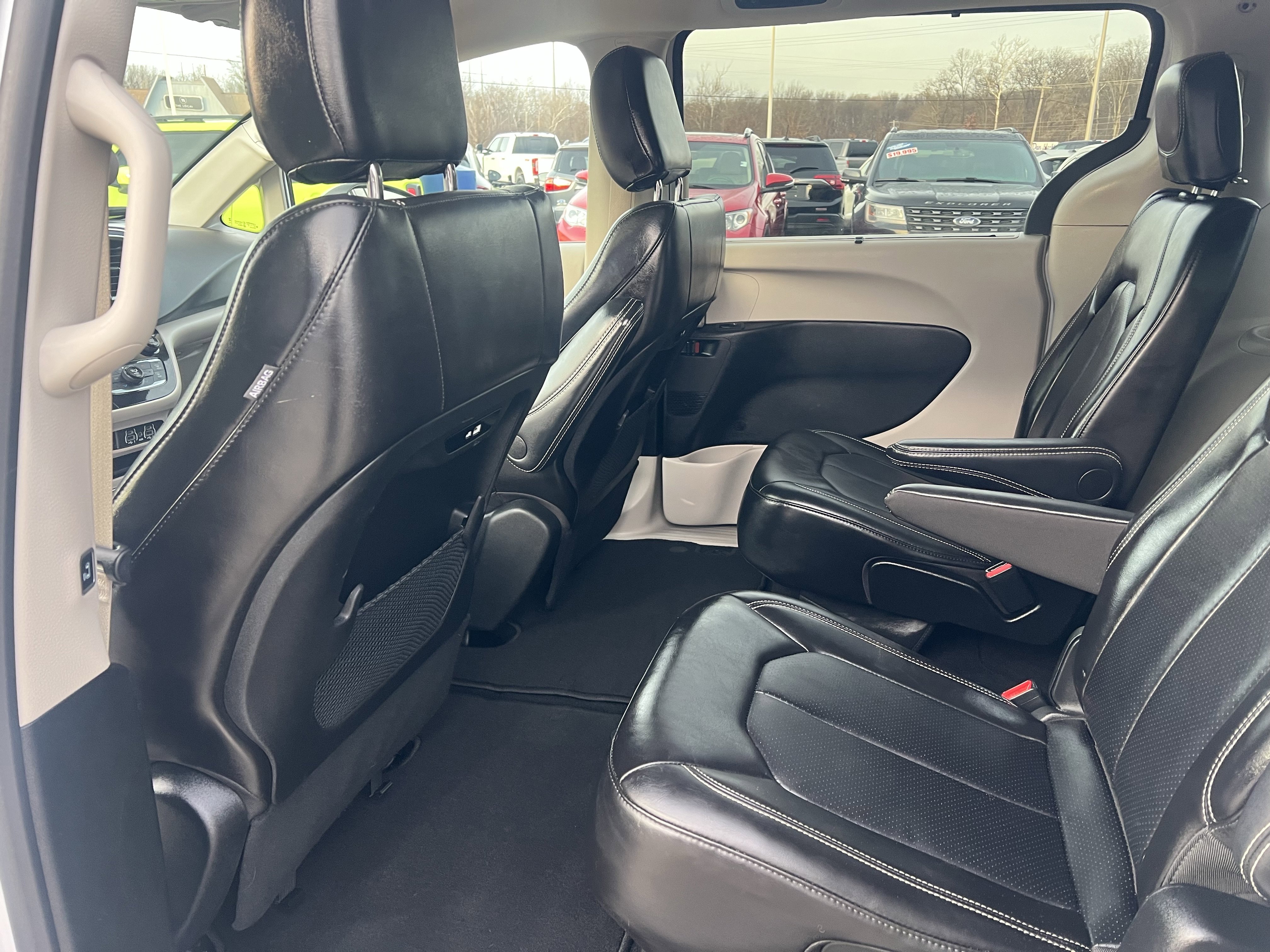 Used 2024 Chrysler Pacifica Touring-L image 16