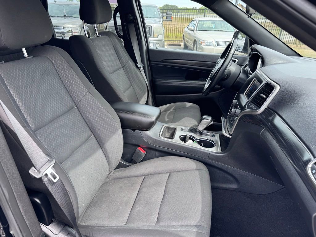 Used 2020 Jeep Grand Cherokee Laredo AWD/4WD image 24