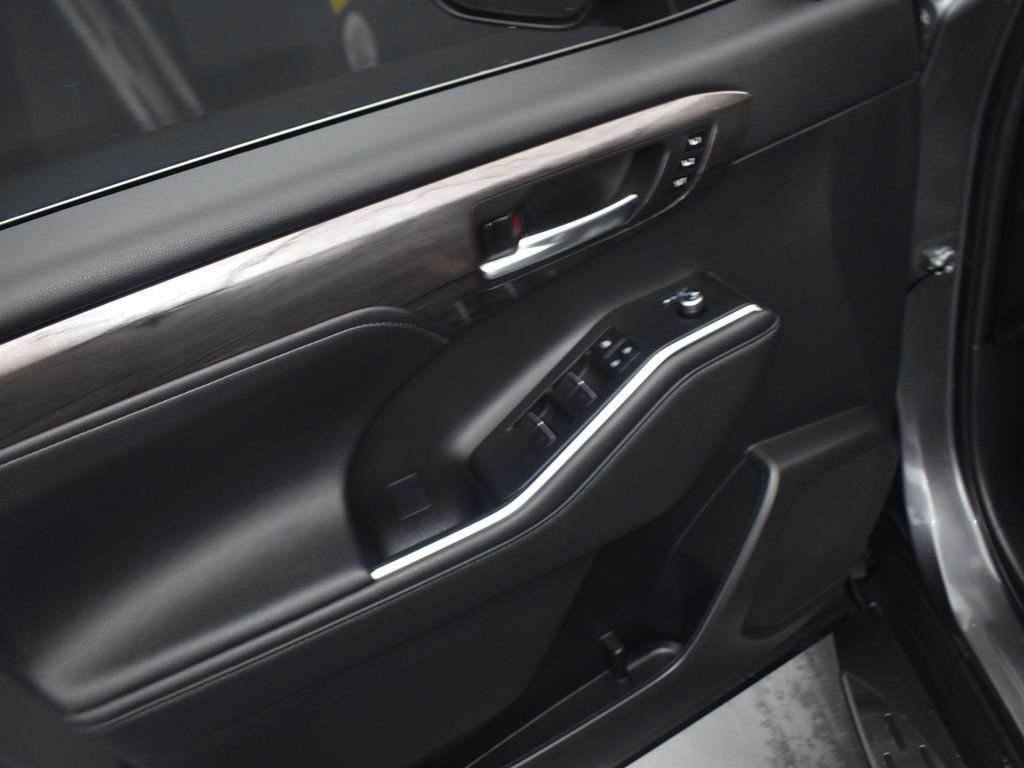 Used 2023 Toyota Highlander Limited AWD/4WD image 9