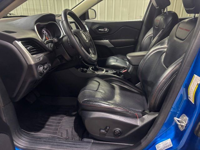 Used 2017 Jeep Cherokee Trailhawk image 11