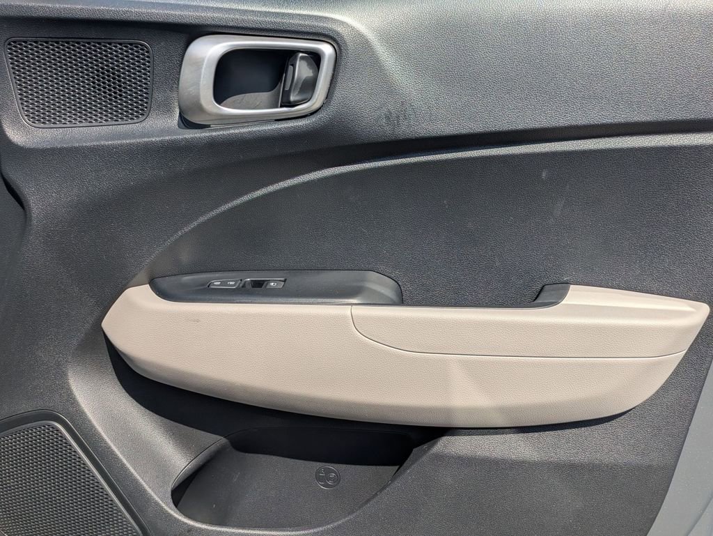 Used 2025 Hyundai Venue SEL FWD image 32