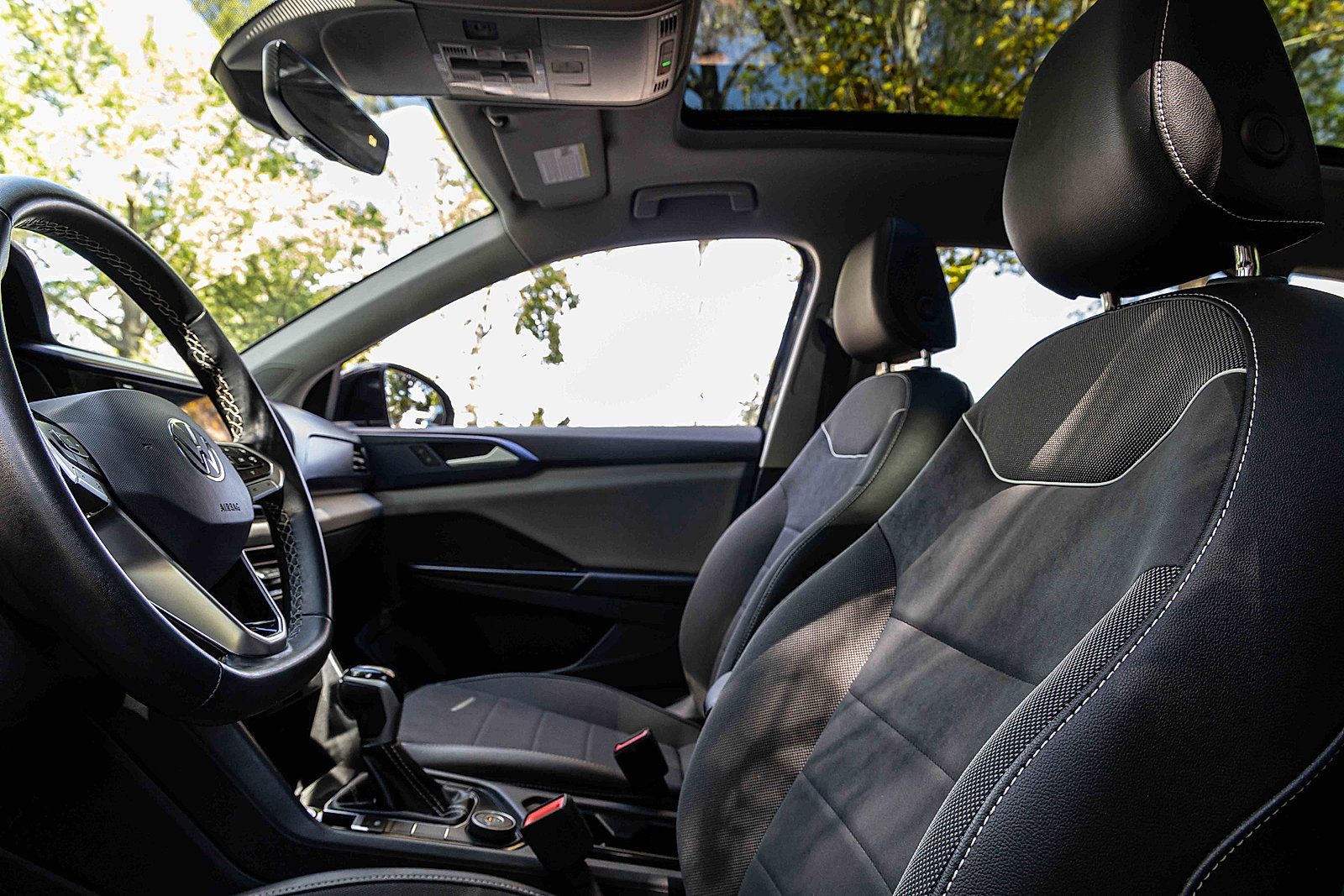 Used 2023 Volkswagen Taos SE w/ Panoramic Sunroof Package image 8