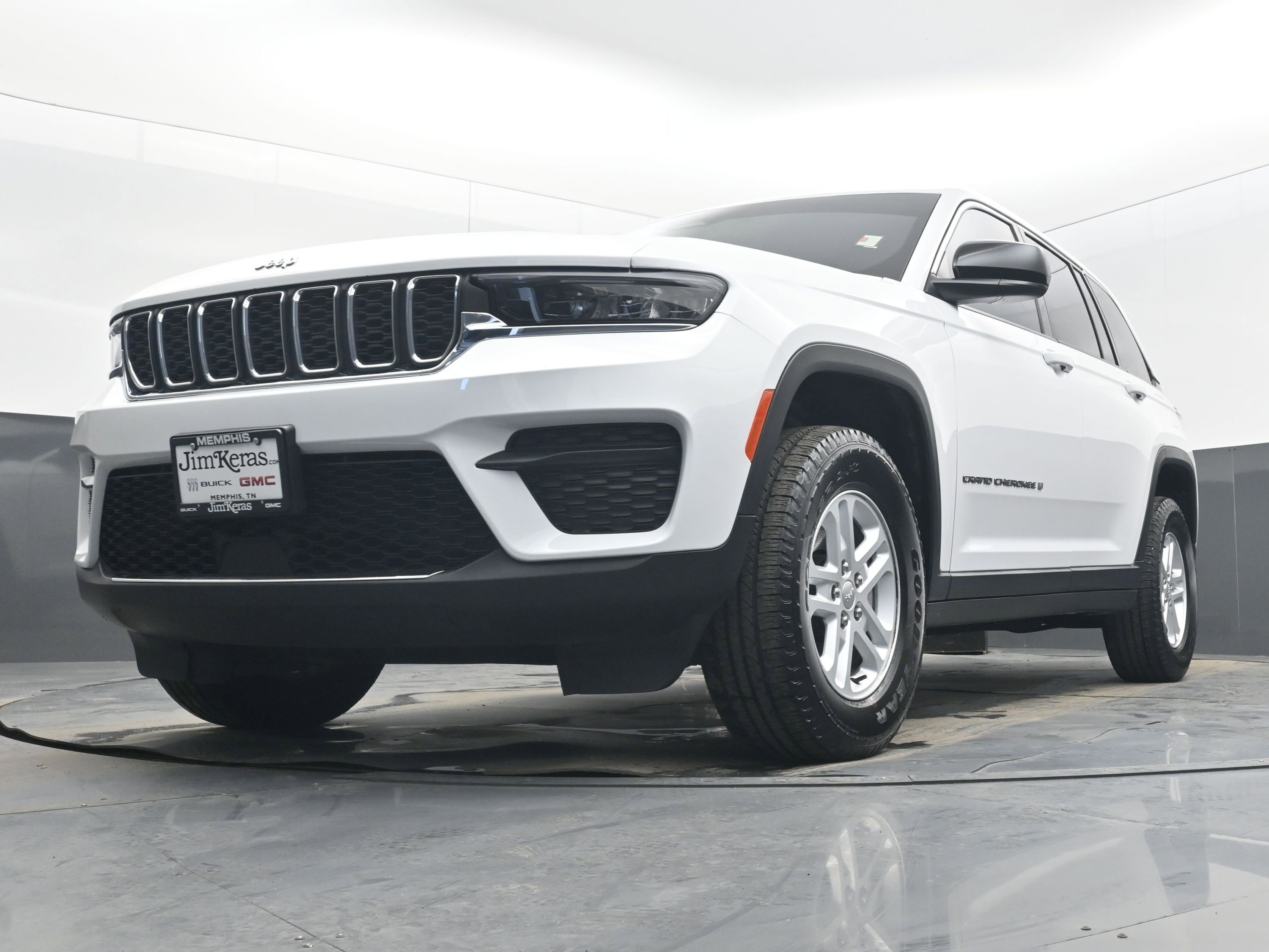 Used 2023 Jeep Grand Cherokee Laredo AWD/4WD image 24