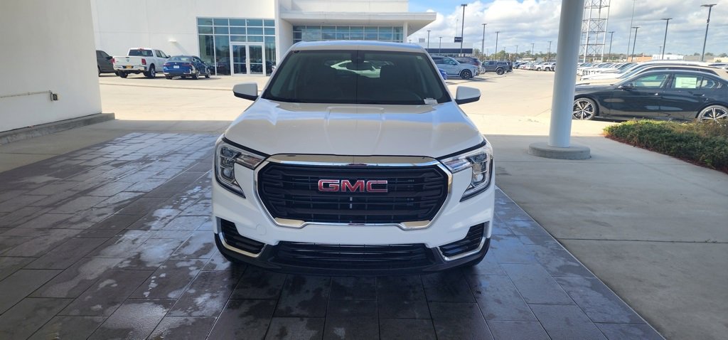 Used 2024 GMC Terrain SLE image 3