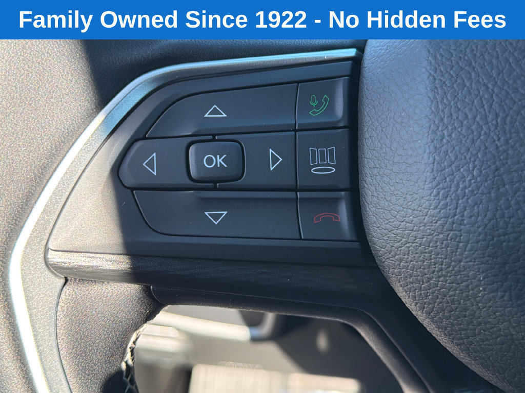 Used 2025 Jeep Grand Cherokee Laredo AWD/4WD image 24
