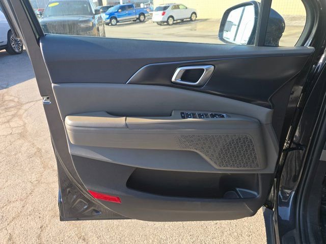 Used 2025 Kia Carnival image 12