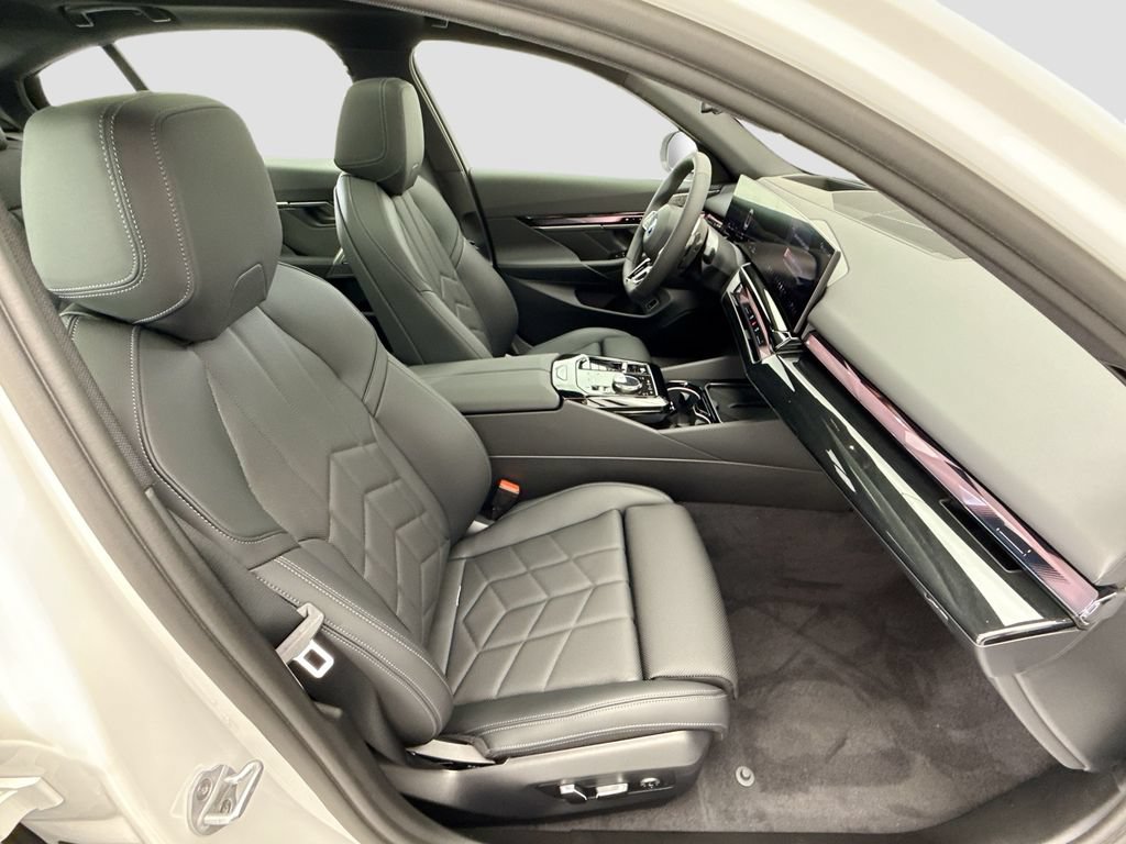 New 2027 BMW 550e xDrive AWD/4WD image 19
