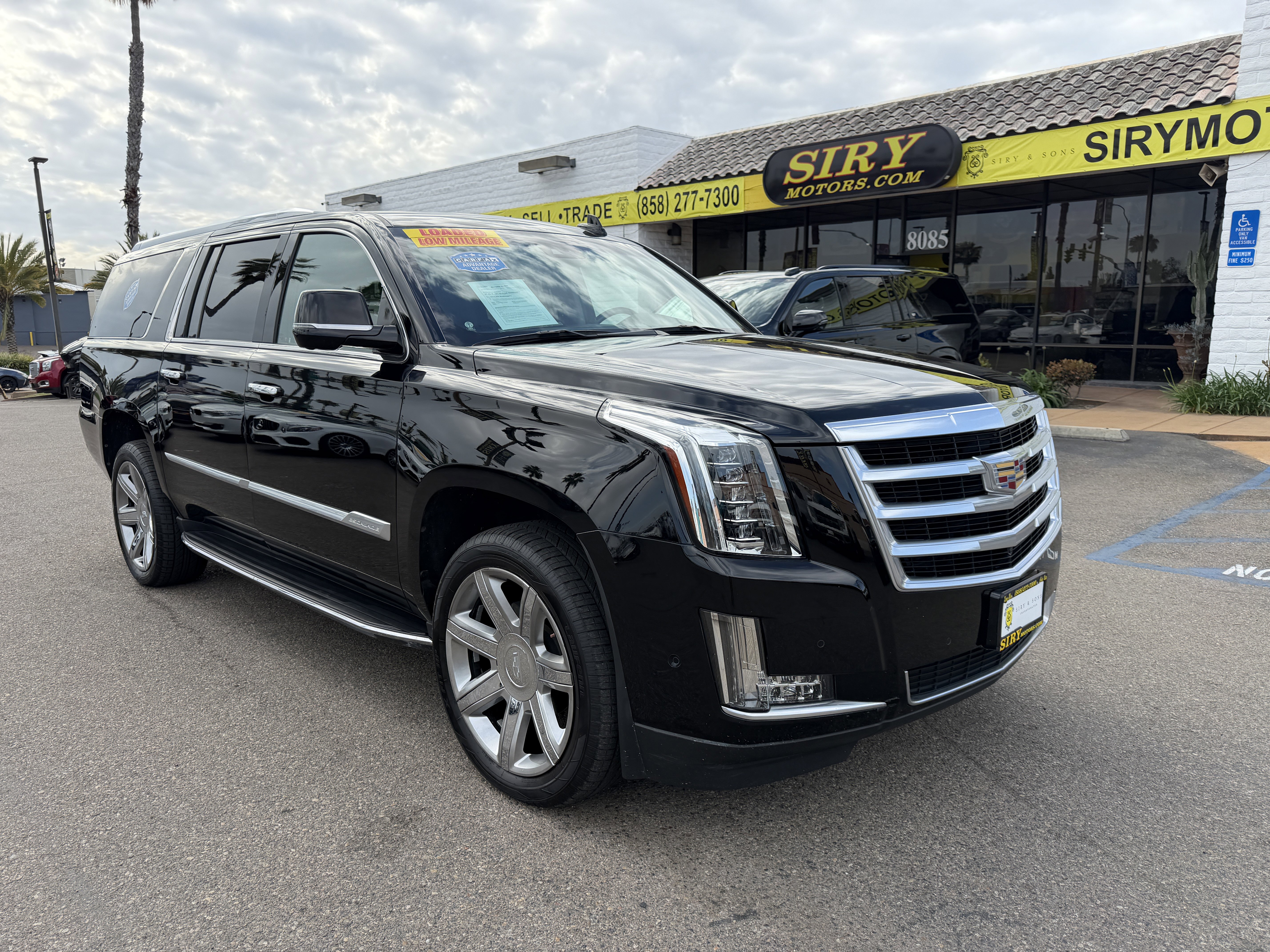 Used 2019 Cadillac Escalade ESV Luxury RWD image 1