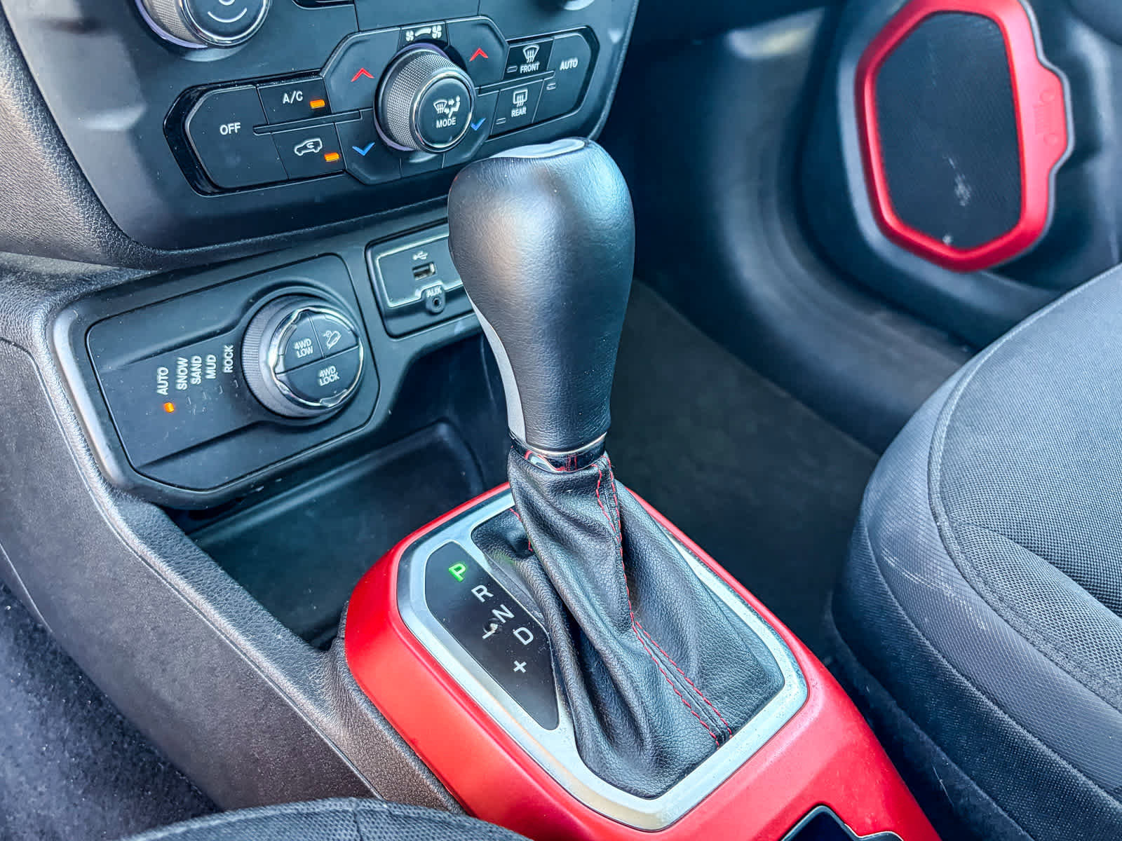 Used 2018 Jeep Renegade Trailhawk w/ Cold Weather Group II image 18