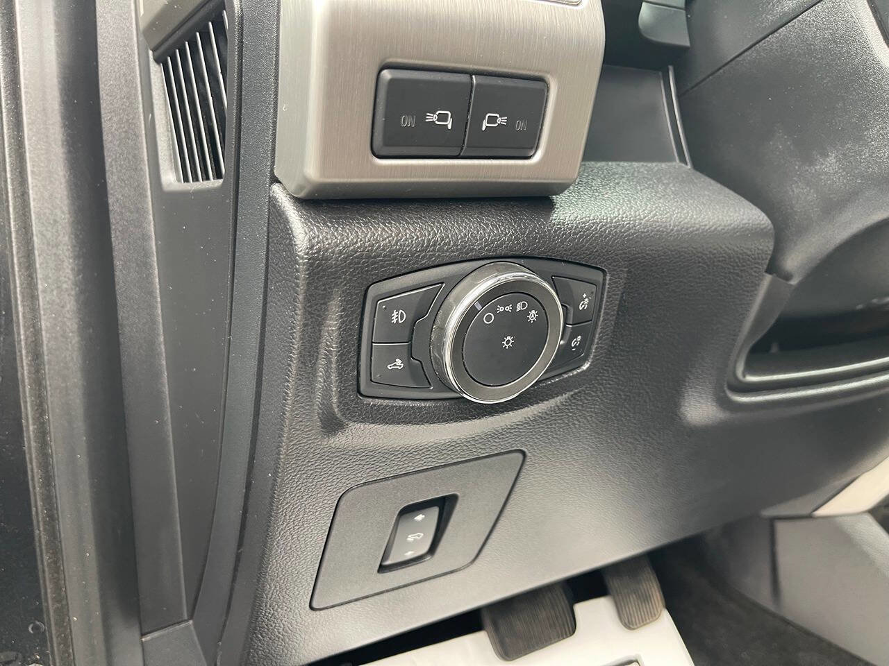 Used 2015 Ford F150 Platinum w/ Equipment Group 701A Luxury AWD/4WD image 27