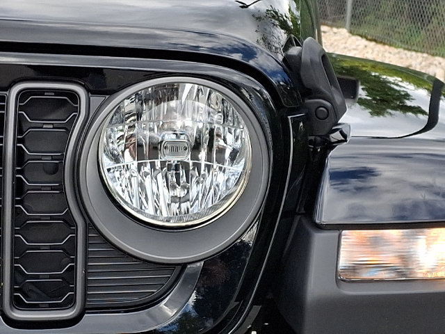 Used 2025 Jeep Gladiator Sport AWD/4WD image 12