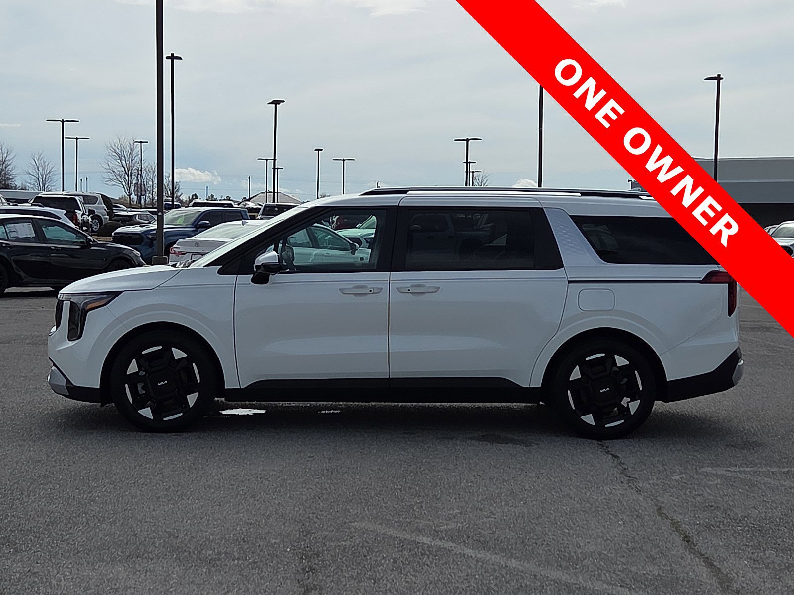 Used 2025 Kia Carnival EX image 3