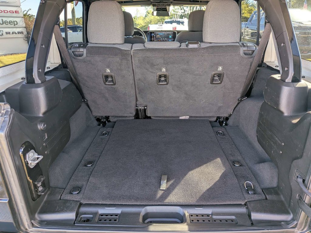Used 2025 Jeep Wrangler Unlimited Rubicon AWD/4WD image 12