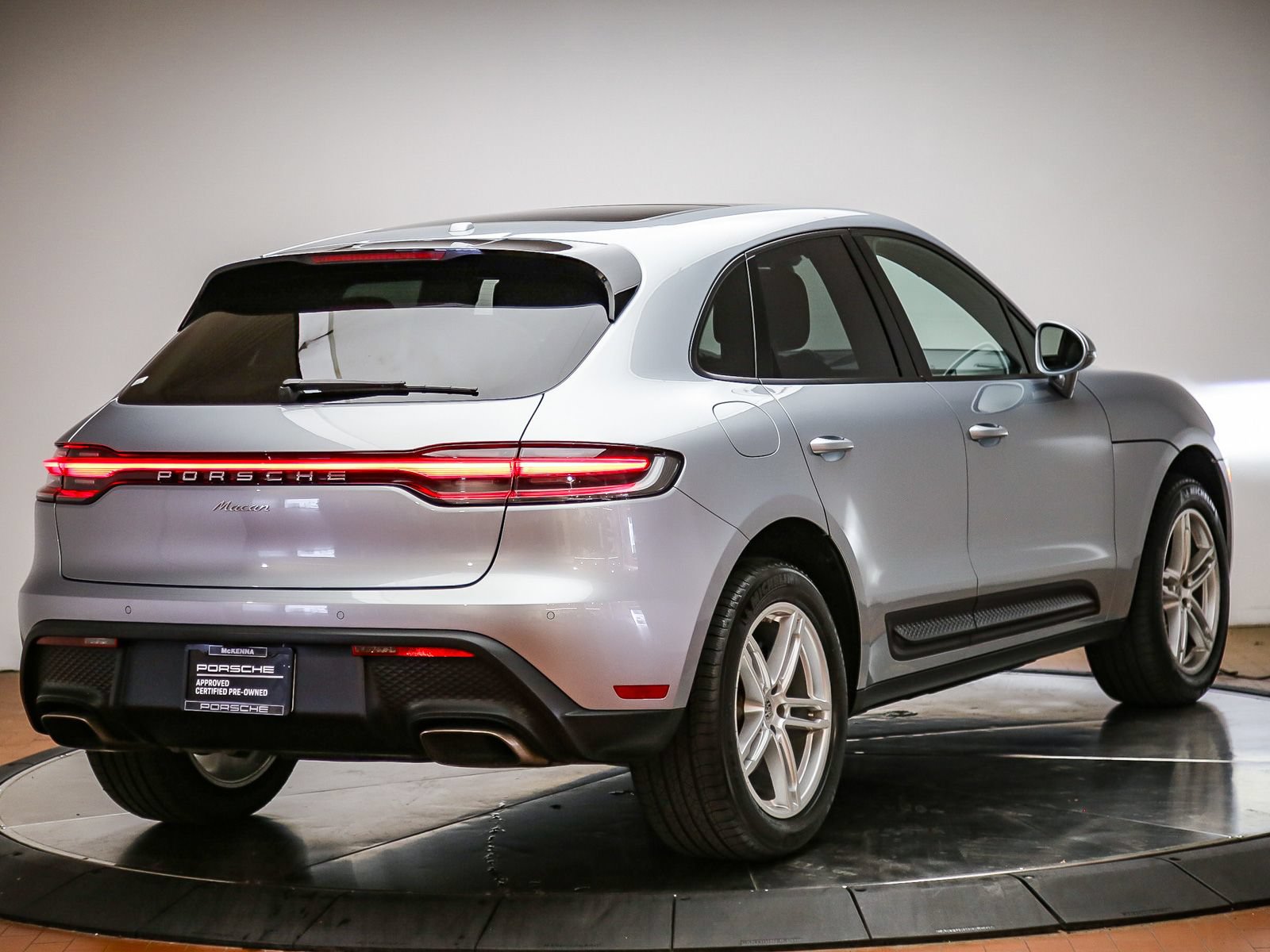 Certified 2022 Porsche Macan AWD/4WD image 7