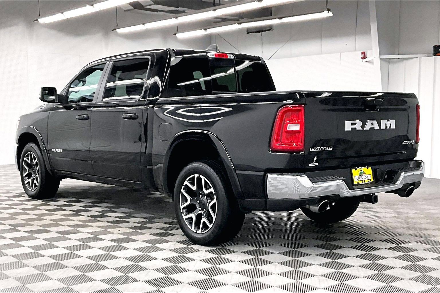 Used 2025 RAM 1500 Laramie AWD/4WD image 3